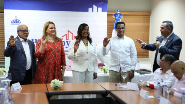 Porfirio Peralta Juramenta Nueva Directiva Comité Consultivo del Distrito Nacional